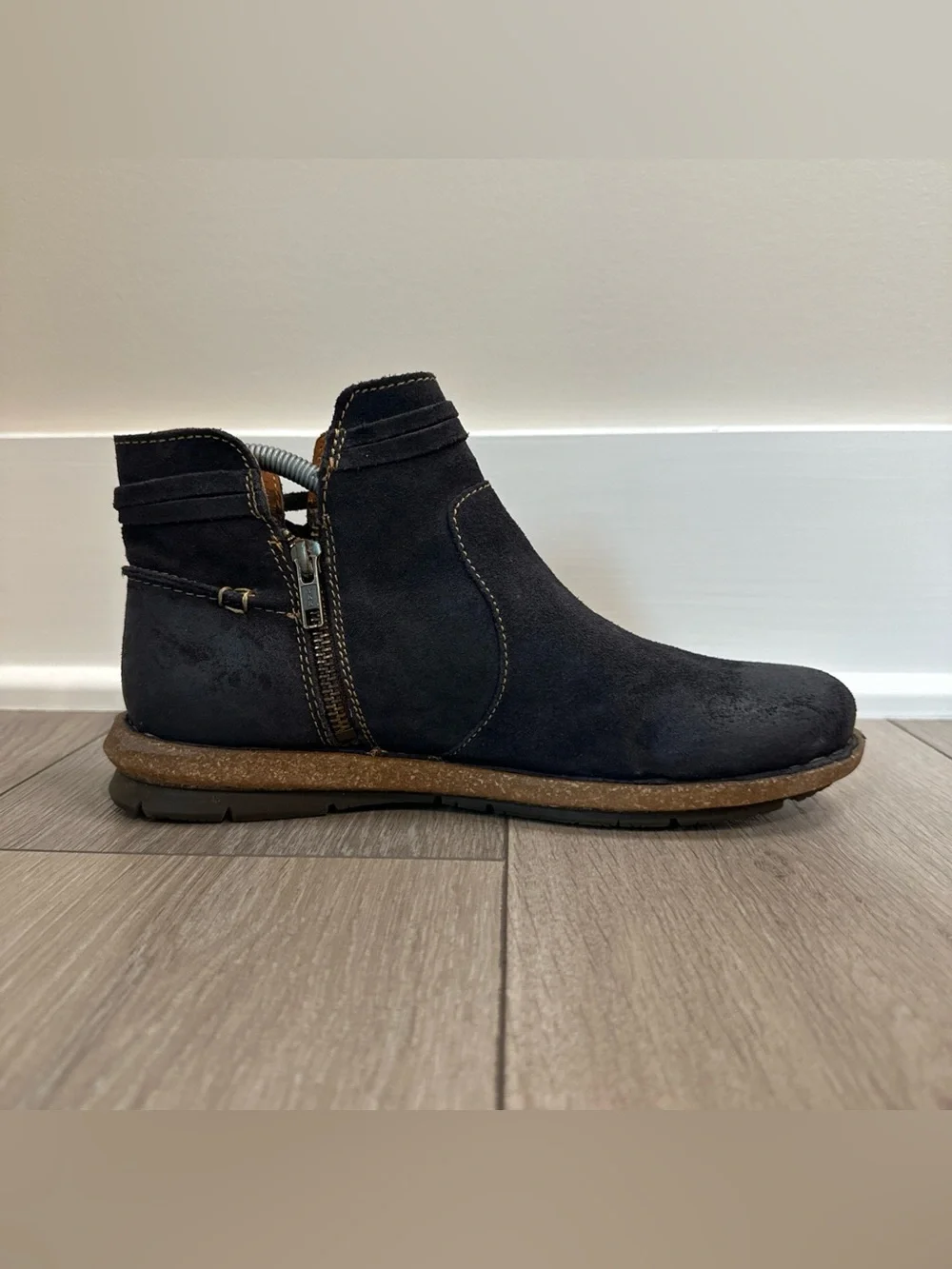 Born Women’s Size 8.5 Wynter Comfort Ankle Bootie Distressed Blue Nubuck